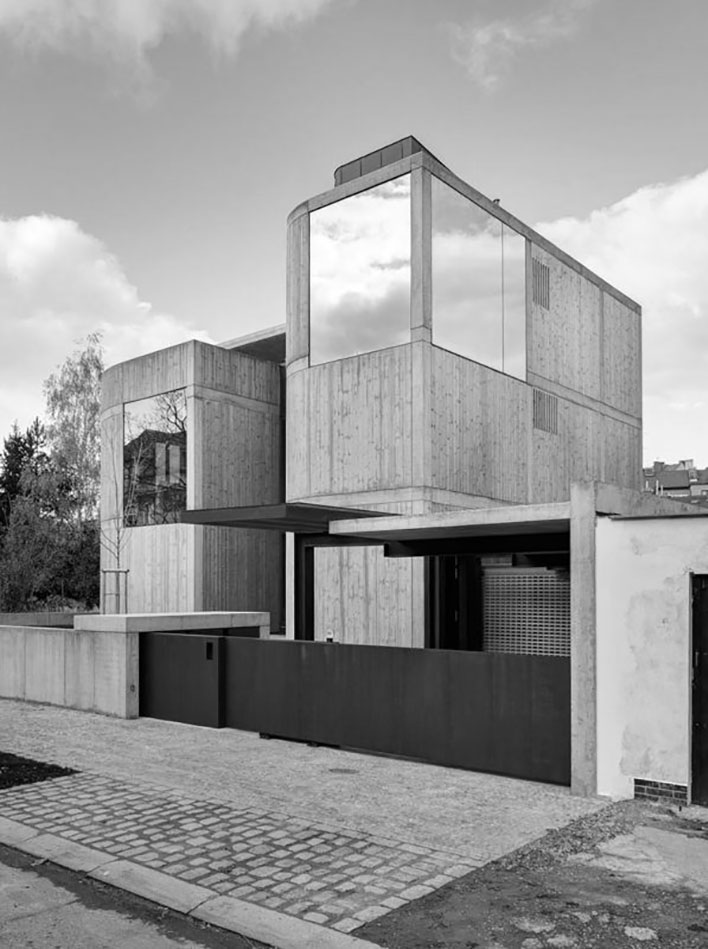 Z černobílého snímku je obtížné určit, kde končí pohledový beton a začíná dřevěný obklad. (Foto: Tomáš Souček pro AP atelier)
